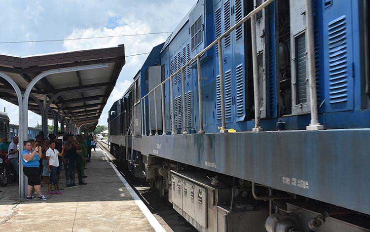 Expertos e Ingenieros cubanos asumen la puesta en marcha del primer lote de nuevos coches ferroviarios de pasajeros para trenes nacionales, que comenzarán a funcionar este verano.