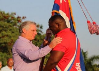 El Presidente cubano, Miguel Díaz-Canel Bermúdez, entregó la bandera enseña patria al luchador Mijaín López, múltiple campeón olímpico y mundial, y embajador de los Juegos.