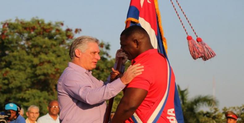 El Presidente cubano, Miguel Díaz-Canel Bermúdez, entregó la bandera enseña patria al luchador Mijaín López, múltiple campeón olímpico y mundial, y embajador de los Juegos.