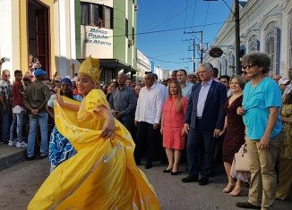 El mandatario cubano presenció cuando Monseñor Arturo González Amador, obispo de la diócesis, bendijo a la urbe y a sus hijos desde la Loma del Carmen, con la reliquia de Santa Clara de Asís, patrona de la ciudad.