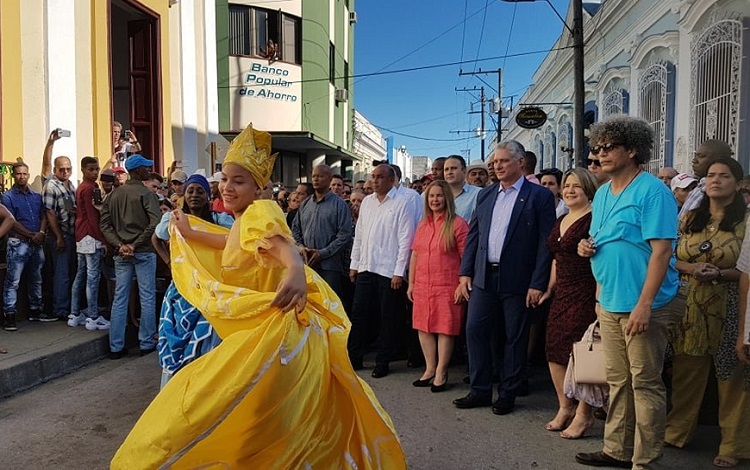 El mandatario cubano presenció cuando Monseñor Arturo González Amador, obispo de la diócesis, bendijo a la urbe y a sus hijos desde la Loma del Carmen, con la reliquia de Santa Clara de Asís, patrona de la ciudad.