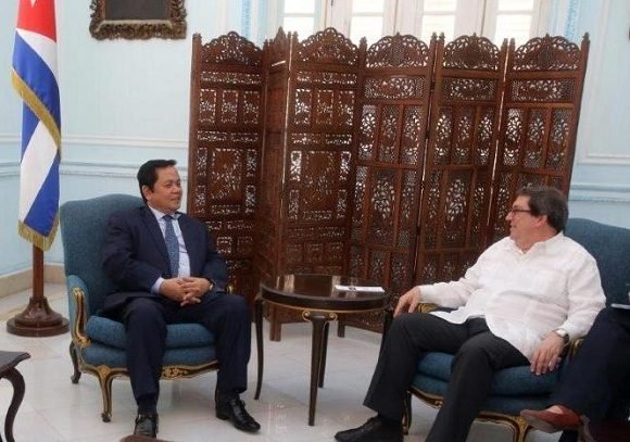 El canciller cubano, Bruno Rodríguez Parrilla, recibió al secretario de Estado del Ministerio de Relaciones Exteriores y Cooperación Internacional del Reino de Cambodia, Ouch Borith, quien realiza una visita de trabajo a la Isla.