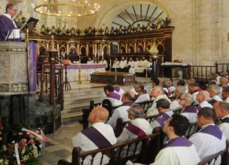 Ofrendas florales del primer secretario del Comité Central del Partido Comunista de Cuba, Raúl Castro, y del presidente Miguel Díaz-Canel adornaron el templo de estilo barroco que cobijó durante tres días los restos mortales del purpurado.