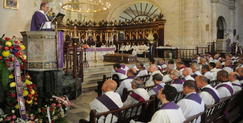 Ofrendas florales del primer secretario del Comité Central del Partido Comunista de Cuba, Raúl Castro, y del presidente Miguel Díaz-Canel adornaron el templo de estilo barroco que cobijó durante tres días los restos mortales del purpurado.