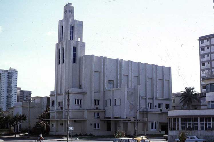 la mega exhibición constituye un trayecto visual e historiográfico por la memoria de los 60 años de la institución a fin de capturar un espíritu y plasmarlo en diferentes soportes.