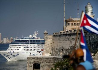 La prohibición decepcionó a miles de ciudadanos estadounidenses que planeaban viajar a la mayor de las Antillas. La medida devalúa las acciones de Carnival en la bolsa de valores.