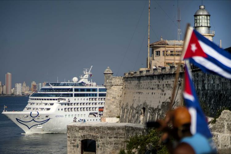 La prohibición decepcionó a miles de ciudadanos estadounidenses que planeaban viajar a la mayor de las Antillas. La medida devalúa las acciones de Carnival en la bolsa de valores.