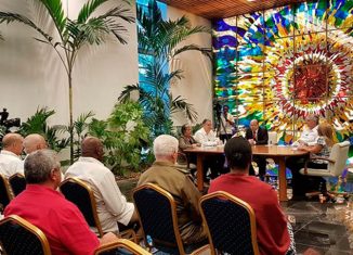 El Presidente de los Consejos de Estado y de Ministros, Miguel Díaz-Canel Bermúdez, y los titulares de Economía y Planificación, Finanzas y Precios, y de Trabajo y Seguridad Social comparecieron este martes en la primera de las Mesas Redondas dedicadas a brindar detalles sobre las medidas adoptadas por el Consejo de Ministros.