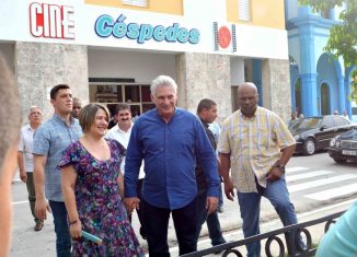 El Jefe de Estado cubano visitó un campo infantil de béisbol y otro de fútbol pertenecientes al Combinado Deportivo Jesús Menéndez. Además recorrió el Complejo Gastronómico Tuxpan.