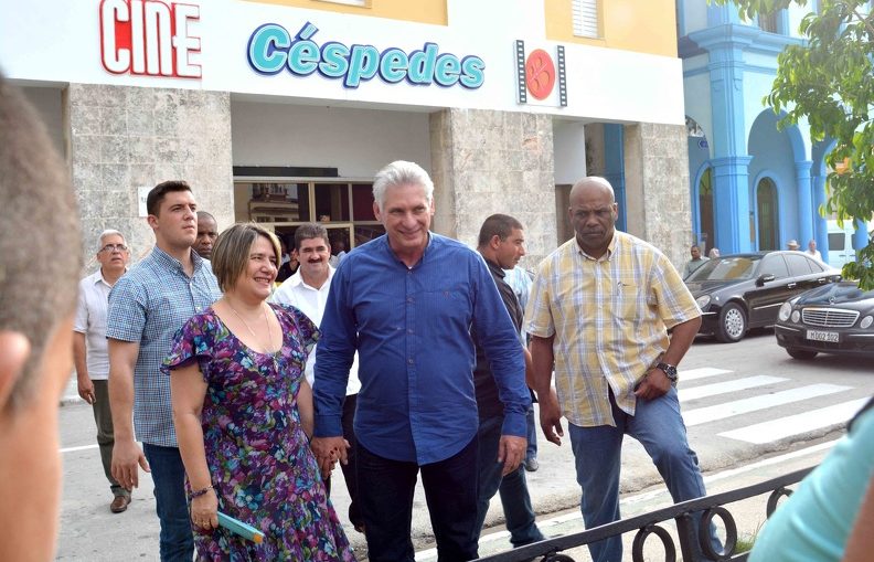 El Jefe de Estado cubano visitó un campo infantil de béisbol y otro de fútbol pertenecientes al Combinado Deportivo Jesús Menéndez. Además recorrió el Complejo Gastronómico Tuxpan.