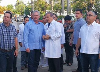 El mandatario estuvo acompañado por Luis Antonio Torres Iríbar, primer secretario del Partido Comunista de Cuba en la capital, y por el ministro de Salud Pública, José Angel Portal Miranda.