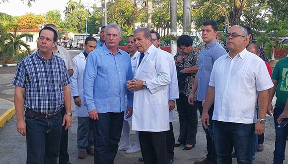 El mandatario estuvo acompañado por Luis Antonio Torres Iríbar, primer secretario del Partido Comunista de Cuba en la capital, y por el ministro de Salud Pública, José Angel Portal Miranda.