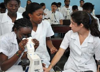 En las universidades de ciencias médicas cubanas se han formado 171 mil 362 galenos.