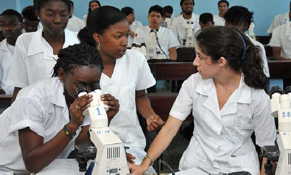 En las universidades de ciencias médicas cubanas se han formado 171 mil 362 galenos.