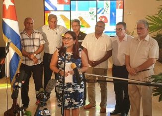 La subdirectora de la Dirección General de EE.UU. de la Cancillería cubana, Johana Tablada, denunció que no hay razón que sustente el cierre de los servicios consulares y la expulsión de los diplomáticos cubanos de Washington.