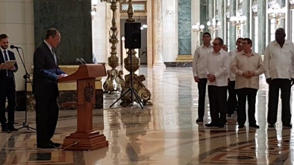 Expertos rusos estuvieron a cargo del proceso de rehabilitación de esta icónica imagen, y son los encargados de colocar láminas bañadas en oro en la cima del emblemático edificio, que se somete a una compleja y profunda restauración.