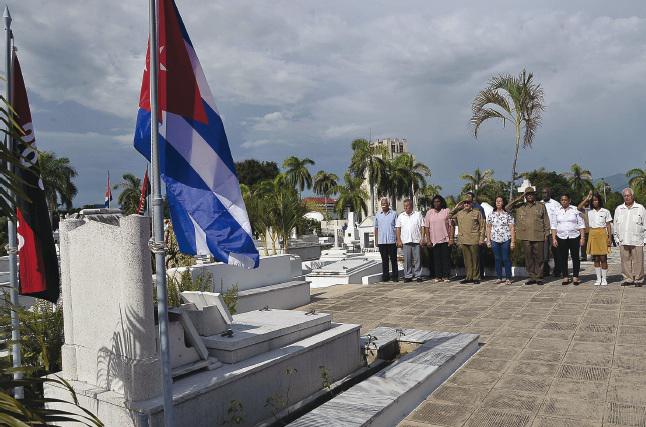 Momento de especial emoción ocurrió ante el sencillo panteón de la familia País García, al conmemorarse el aniversario 62 del asesinato a plena luz del día en una calle santiaguera del joven Frank, el David de la clandestinidad.