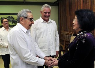 Durante el amistoso encuentro las partes dialogaron sobre los entrañables lazos de hermandad que unen a los dos pueblos, partidos y gobiernos, así como de las respectivas experiencias en la construcción del socialismo.