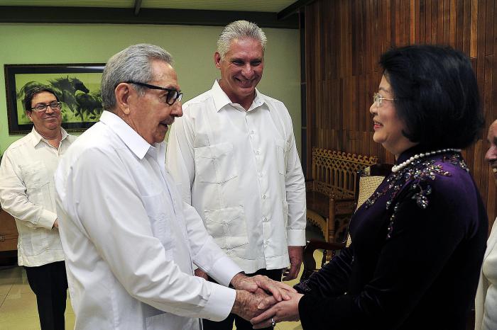 Durante el amistoso encuentro las partes dialogaron sobre los entrañables lazos de hermandad que unen a los dos pueblos, partidos y gobiernos, así como de las respectivas experiencias en la construcción del socialismo.