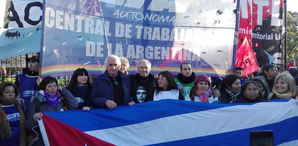 Cientos de argentinos irrumpieron este cuatro de julio en una céntrica calle de Buenos Aires hasta llegar a la embajada de Estados Unidos en una manifestación pacífica en apoyo a Cuba.
