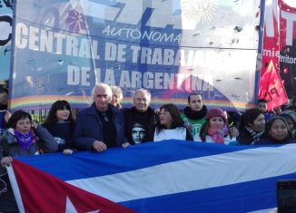 Cientos de argentinos irrumpieron este cuatro de julio en una céntrica calle de Buenos Aires hasta llegar a la embajada de Estados Unidos en una manifestación pacífica en apoyo a Cuba.