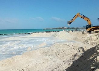 La primera intervención se acomete en la franja de playa que enlaza el hotel Ocean Vista Azul con el Meliá Las Américas, con un estimado de 153 mil metros cúbicos y 25 días de labores en esa zona.