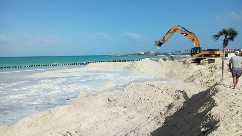 La primera intervención se acomete en la franja de playa que enlaza el hotel Ocean Vista Azul con el Meliá Las Américas, con un estimado de 153 mil metros cúbicos y 25 días de labores en esa zona.