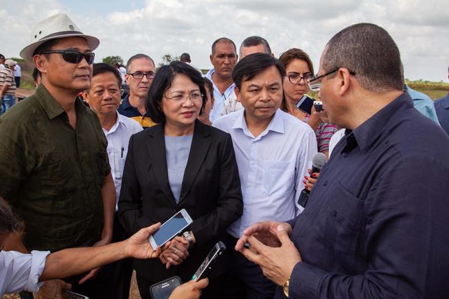 La vicepresidenta de Vietnam Dang Thi Ngoc Thinh, constató los resultados del proyecto de cooperación Vietnam-Cuba para la producción arrocera en áreas de la Empresa Agroindustrial de Granos ¨Los Palacios¨.