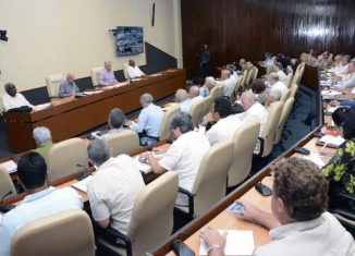 Se examinaron las políticas para el perfeccionamiento del sistema de ordenamiento territorial y urbano y para la gestión del suelo; así como el plan especial de ordenamiento del polo turístico de Varadero.