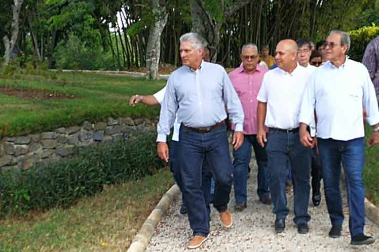 El Jefe de Estado cubano visitó lugares que se remozan como parte de las labores por el medio milenio de La Habana.