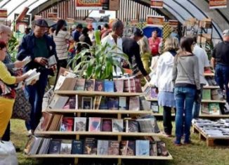 Más de 300 títulos, la historia del carnaval de Oruro, danzas como la saya y los macheteros sobresalen entre las iniciativas que exhibirá el país andino en la mayor de las Antillas.