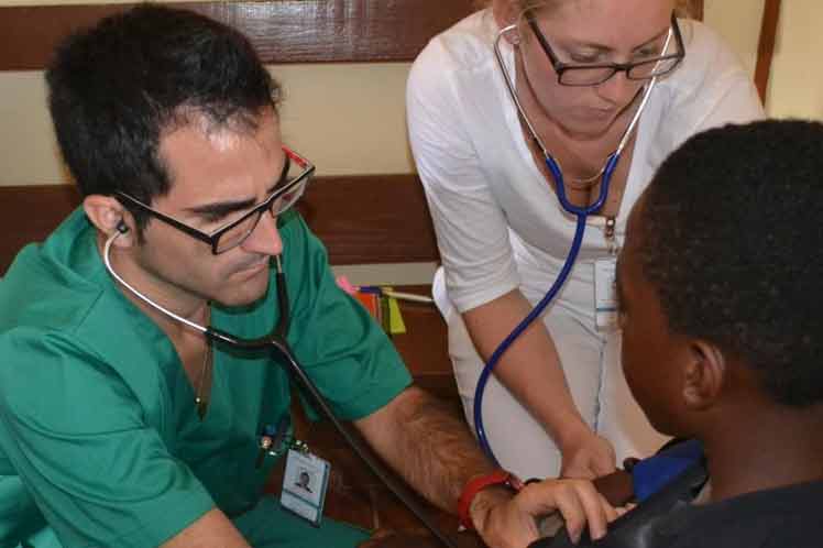 Unos 290 profesionales de la salud se unirán a la brigada médica cubana que presta sus servicios en Jamaica, a solicitud del propio pueblo de esa nación caribeña.