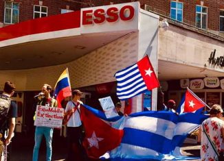 Los manifestantes convocados por el Frente Verde Anticapitalista y el Grupo Revolucionario Comunista desplegaron banderas cubanas y carteles para bloquear por momentos el acceso a los surtidores de combustible.