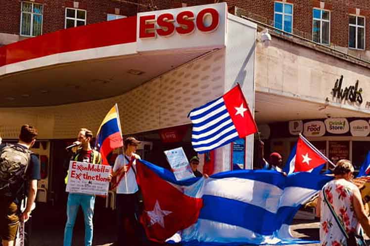 Los manifestantes convocados por el Frente Verde Anticapitalista y el Grupo Revolucionario Comunista desplegaron banderas cubanas y carteles para bloquear por momentos el acceso a los surtidores de combustible.