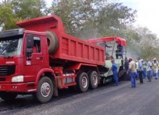 Díaz-Canel llamó una vez más a aprovechar al máximo los recursos de que dispone el país para mejorar las infraestructuras viales, cuyo estado dista mucho de ser el idóneo.