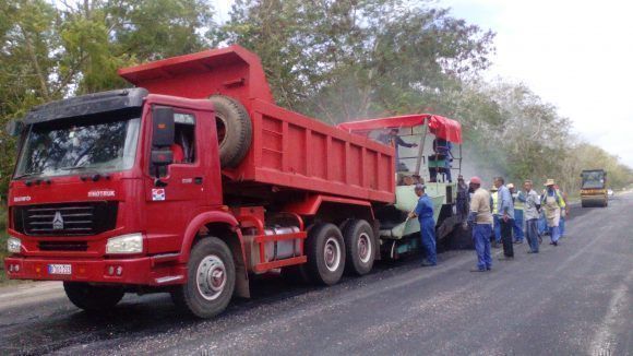 Díaz-Canel llamó una vez más a aprovechar al máximo los recursos de que dispone el país para mejorar las infraestructuras viales, cuyo estado dista mucho de ser el idóneo.