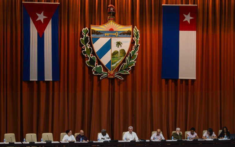 Eligirán al Presidente, del Vicepresidente y del Secretario, de la Asamblea Nacional del Poder Popular, de los demás miembros del Consejo de Estado, y del Presidente y Vicepresidente de la República.