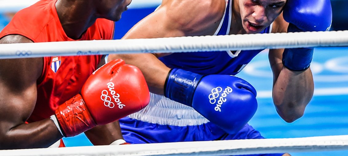 Julio César La Cruz, tetramonarca universal, abrió el camino exitoso de los caribeños, titulares defensores, con un merecido veredicto de 5-0 ante el argelino Mohamed Houmri en la categoría semicompleta (81 kilogramos).