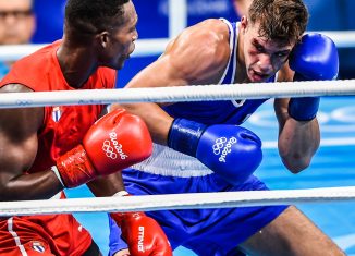 Julio César La Cruz, tetramonarca universal, abrió el camino exitoso de los caribeños, titulares defensores, con un merecido veredicto de 5-0 ante el argelino Mohamed Houmri en la categoría semicompleta (81 kilogramos).