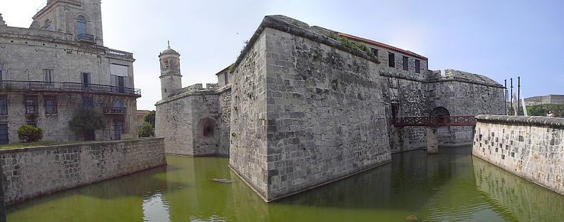 El Castillo de la Real Fuerza fue una de las primeras fortificaciones para defender la Villa de San Cristóbal. 