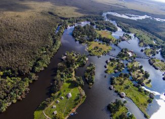 Un lugar de llanuras bajas, pantanosas y semipantanosas, localizadas sobre depósitos de turba y roca caliza, con suelos hidromórficos y vegetación de sabana natural.