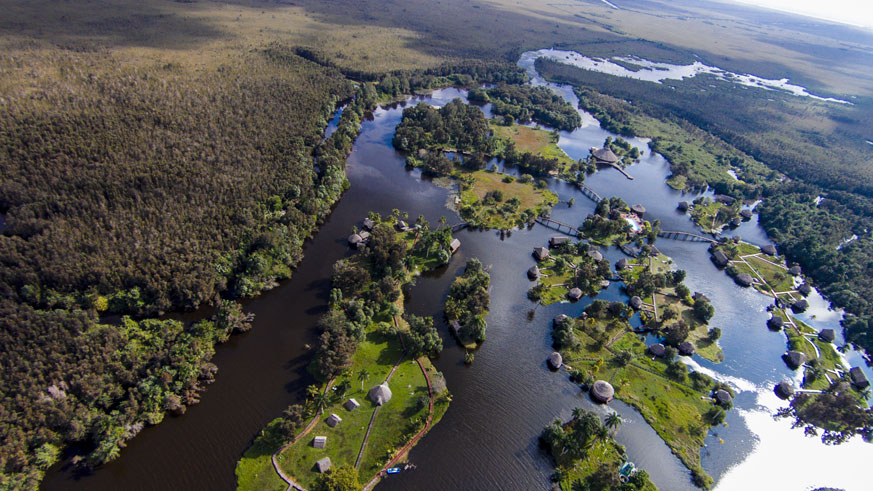 Un lugar de llanuras bajas, pantanosas y semipantanosas, localizadas sobre depósitos de turba y roca caliza, con suelos hidromórficos y vegetación de sabana natural.