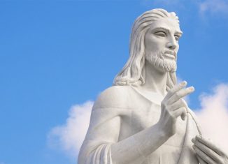 La estatua fue hecha de mármol de Carrara. Tiene unos 20 metros de altura y se eleva 51 metros sobre el nivel del mar, reposa sobre una base de 3 metros en la que su creadora enterró diversos objetos de la época.