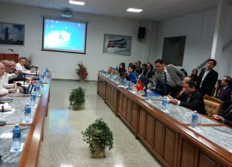 La reunión permitirá tomar acciones que fomenten el comercio en ambas direcciones, estimulen las inversiones de Vietnam en Cuba y propicien una mayor presencia de médicos y especialistas de la isla en la nación indochina.