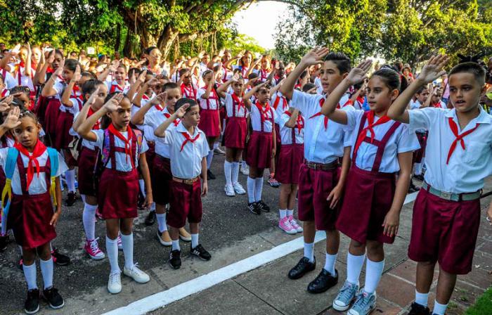 La escuela, la familia y la comunidad comienzan un nuevo andar conjunto de casi diez meses por forjar al ciudadano mejor al que aspiramos como sociedad, que no sólo esté bien instruido sino que practique los más altos valores humanos.