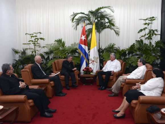 El Cardenal Giovanni Angelo Becciu se encuentra en Cuba para oficiar una misa por el recientemente fallecido Cardenal Jaime Lucas Ortega y Alamino.