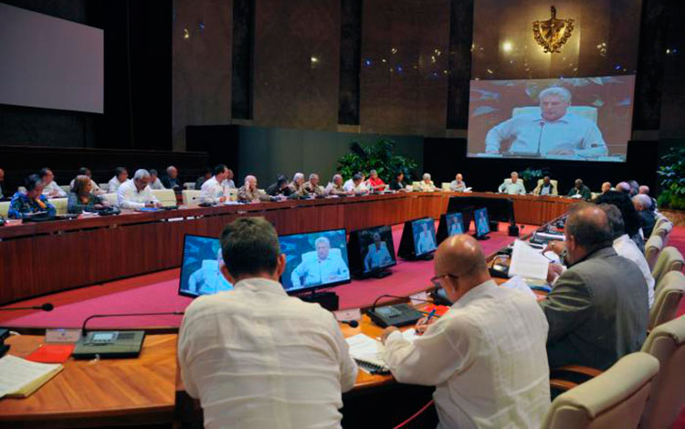 Reparación de viales, producción de cemento, y uso de fuentes renovables de energía, centraron en esta ocasión la atención del mandatario, quien, como es habitual, estuvo acompañado por dirigentes del Partido y el Gobierno.