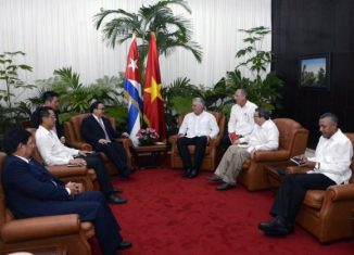 En un ambiente de sincera amistad, dialogaron sobre las especiales relaciones de hermandad entre ambos países y destacaron que esos nexos constituyen un legado imperecedero de los líderes Fidel Castro Ruz y Ho Chi Minh.