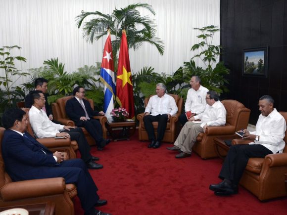 En un ambiente de sincera amistad, dialogaron sobre las especiales relaciones de hermandad entre ambos países y destacaron que esos nexos constituyen un legado imperecedero de los líderes Fidel Castro Ruz y Ho Chi Minh.