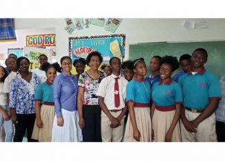 Los 55 cooperantes de la mayor de las Antillas en el sector educativo apoyan además en los trabajos en las comunidades junto a la población, en la restauración de cubiertas, ventanas, recogida de escombros y limpieza